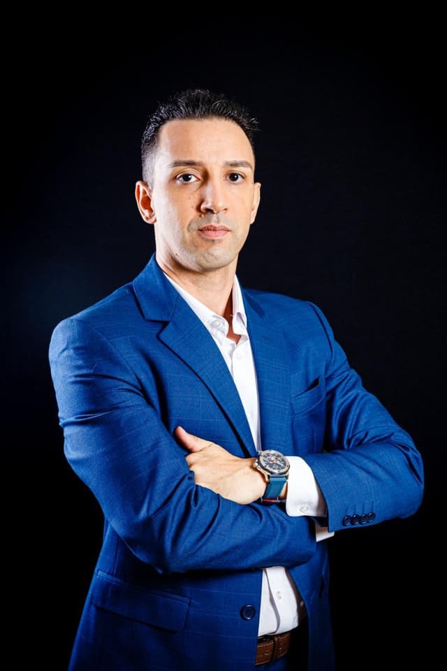 “ Há sete anos, iniciei minha jornada no FI Group, e desde então tenho tido a oportunidade de crescer e receber promoções que me permitiram contribuir ainda mais para o sucesso da empresa. Ao longo desse tempo, pude me identificar profundamente com a cultura da empresa, encontrando nela os valores e princípios que refletem os meus próprios”.