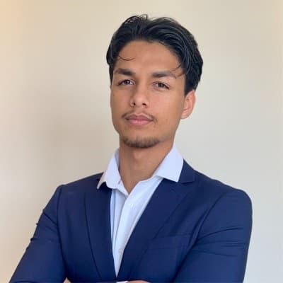 "A FI é um lugar que incentiva o crescimento e valoriza o desenvolvimento das pessoas. Minha trajetória aqui reflete isso: comecei como estagiário, evoluí para Consultor Júnior, e hoje atuo como Consultor Pleno. Sinto que faço parte de um ambiente que oferece oportunidades, confiança e aprendizado contínuo, o que me motiva a dar sempre o meu melhor e contribuir cada vez mais para a empresa."